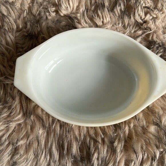 Oval Pyrex Bowl, yellow with gold scrolls 043 - Picture 2 of 6